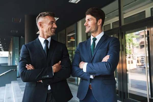 Retrato primer plano de dos guapos socios de negocios sonriendo wh —  Fotos de Stock