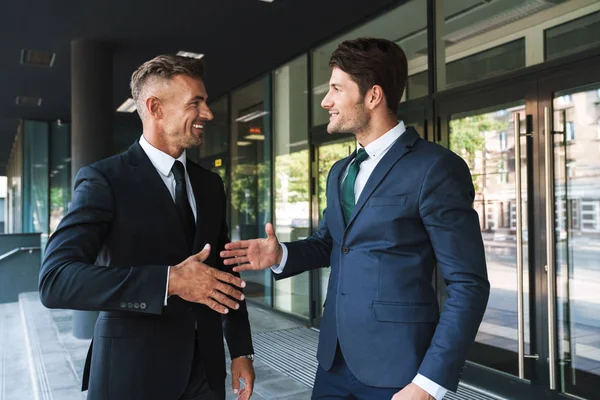 Porträtt närbild av två glada affärsmän partners skaka hand — Stockfoto