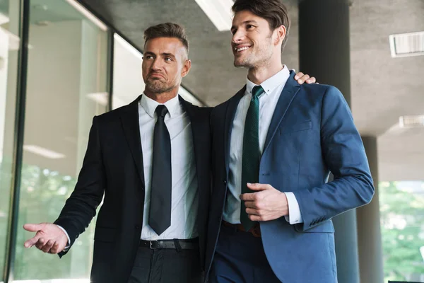 Portrait de deux hommes d'affaires joyeux partenaires marchant en dehors du travail — Photo