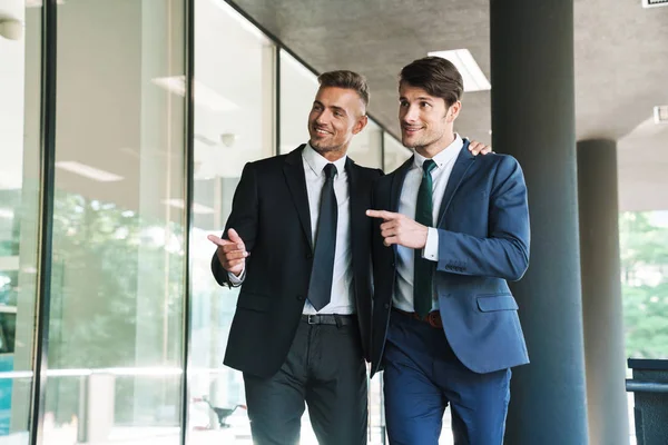 Retrato de dos socios de negocios sonrientes caminando fuera del trabajo —  Fotos de Stock