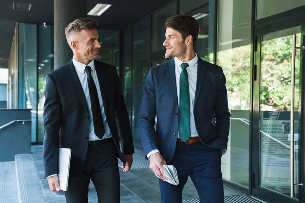 Retrato de dois parceiros de negócios satisfeitos conversando — Fotografia de Stock