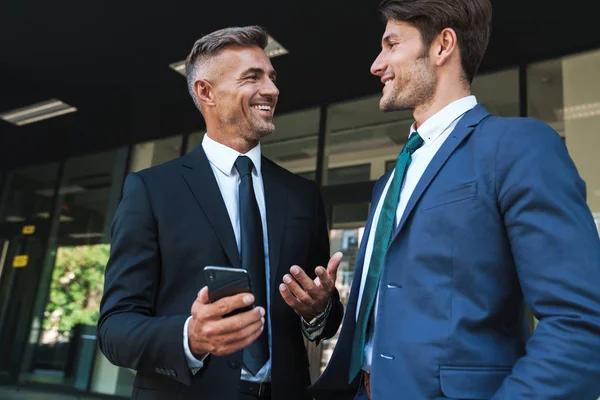 Portret van gelukkige zakenlieden partners die buiten job cent staan — Stockfoto