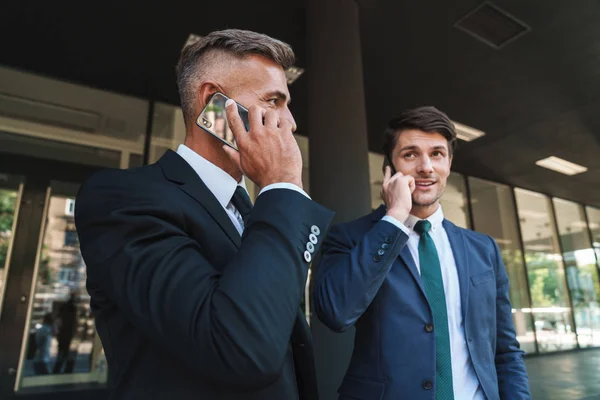 Imagen de socios de negocios guapos de pie fuera de la oficina c —  Fotos de Stock