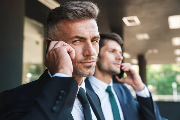 Immagine di seri uomini d'affari in piedi al di fuori dell'ufficio — Foto Stock