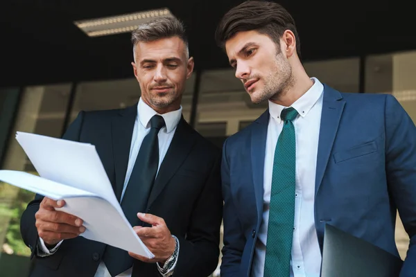 Imagen de socios de negocios guapos de pie fuera de la oficina c —  Fotos de Stock