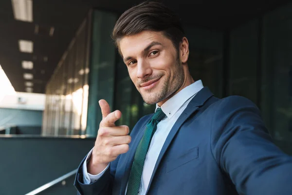 Foto de un hermoso hombre de negocios señalando con el dedo a la cámara y tak —  Fotos de Stock