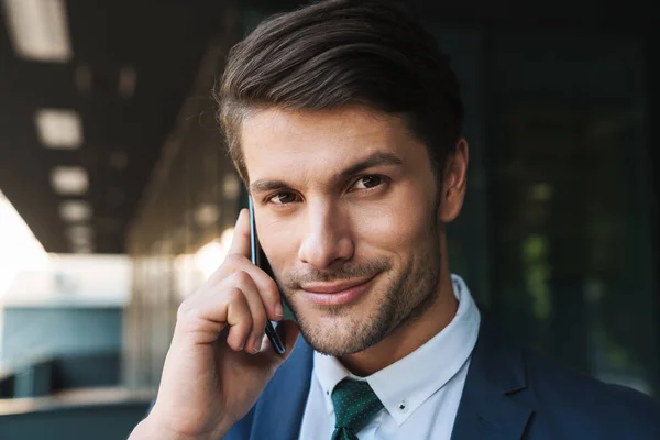 Photo closeup of confident businessman talking on cellphone whil — Stock Photo, Image