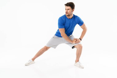Şort ve t-shirt genç atletik adam fotoğrafı sportif e yapıyor