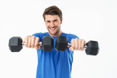 Şort ve t-shirt lifti mutlu sporcu tam uzunlukta fotoğraf