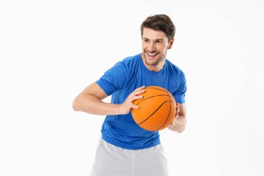 Çekici genç fit sporcu ayakta t-shirt giyiyor