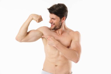 Yakışıklı genç gömleksiz sporcu portresi