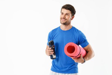 Taşıma sırasında gülümseyen rahat t-shirt giyen atletik adam Fotoğrafı