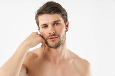 Izole yakışıklı bir genç gömleksiz adam yakın