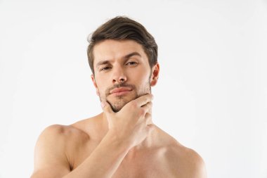 Izole yakışıklı bir genç gömleksiz adam yakın