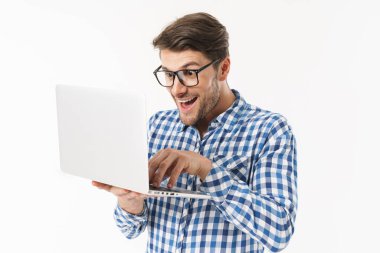 Ekose gömlek giyen çekici genç esmer adam