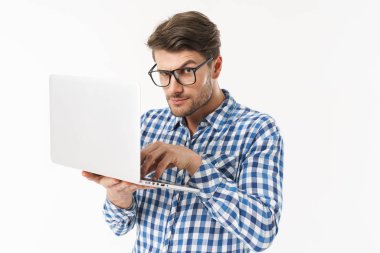 Ekose gömlek giyen çekici genç esmer adam