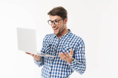 Ekose gömlek giyen çekici genç esmer adam