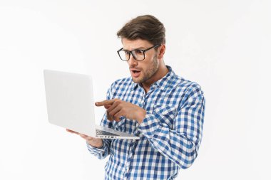 Ekose gömlek giyen çekici genç esmer adam