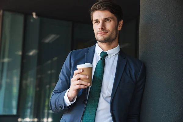 Foto de empresario confiado bebiendo café para llevar de pap — Foto de Stock