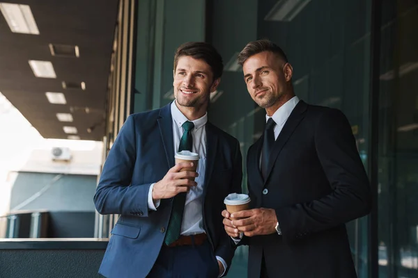 Imagem de parceiros de negócios de sucesso conversando e bebendo ta — Fotografia de Stock