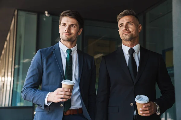 Bild av nöjda affärsmän partners dricker takeaway kaffe w — Stockfoto