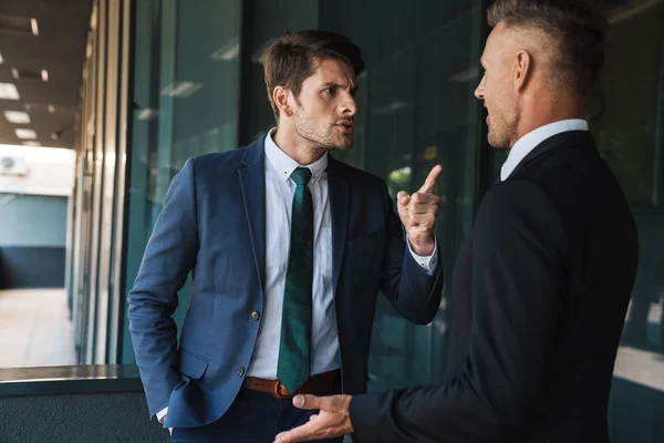 Beeld van ontevreden zakenlui partners die praten en discussiëren — Stockfoto