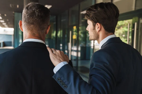 Retrato de cerca de la espalda de dos socios hombres de negocios guapos —  Fotos de Stock