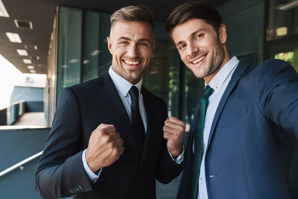 Foto van mooie twee zakenlieden glimlachend op de camera en nemen — Stockfoto