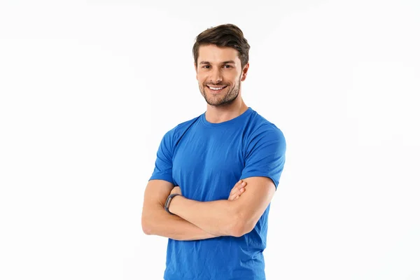 Atractivo joven deportista en forma con camiseta de pie — Foto de Stock