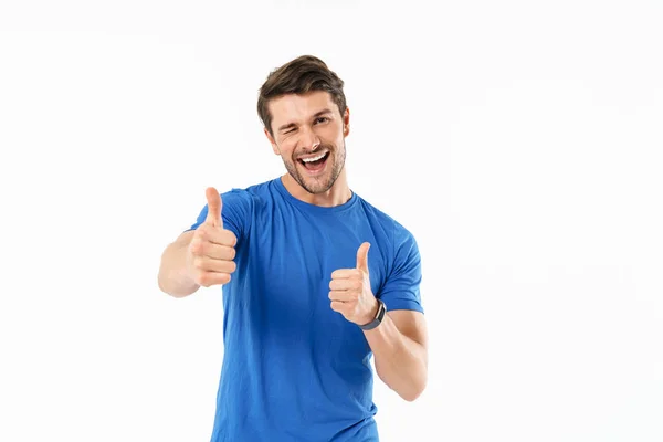 Aantrekkelijke jonge fit sportman dragen t-shirt staande — Stockfoto