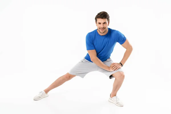 Foto eines muskulösen, athletischen Mannes in kurzen Hosen und T-Shirt beim Sport — Stockfoto