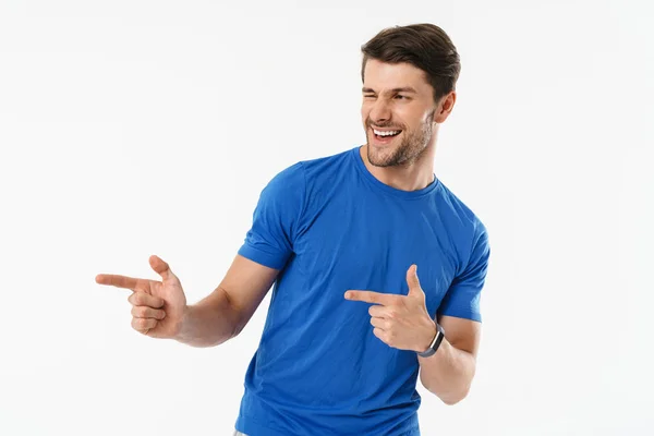 Foto closeup de morena homem em casual t-shirt sorrindo e poin — Fotografia de Stock