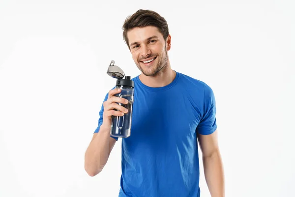 Foto closeup de homem bonito em casual t-shirt sorrindo e segurar — Fotografia de Stock