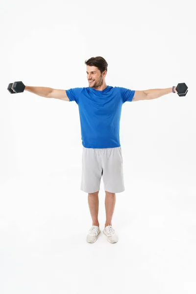 Полная фотография мускулистого спортсмена в шортах и футболке Ли — стоковое фото