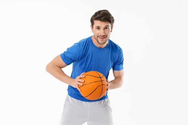 Atrakcyjny młody sprawny sportowiec ubrany w t-shirt stojący — Zdjęcie stockowe