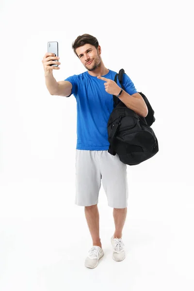 Foto de cuerpo entero de deportista caucásico con bolsa grande tomando sel — Foto de Stock