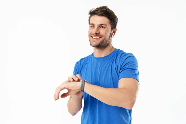 Foto closeup de homem atraente em casual t-shirt sorrindo e nós — Fotografia de Stock