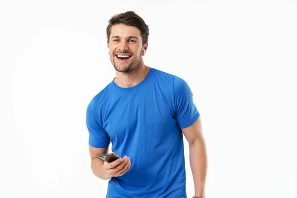 Foto Nahaufnahme des kaukasischen Mannes in lässigem T-Shirt lächelnd und holend — Stockfoto
