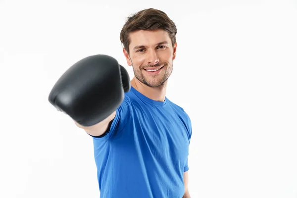 Guapo sonriente joven en forma deportista de pie —  Fotos de Stock