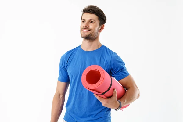 Foto eines muskulösen Mannes mit lässigem T-Shirt, der lächelt und aussieht — Stockfoto