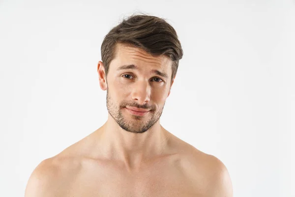 Close-up van een knappe jonge shirtless man geïsoleerd — Stockfoto