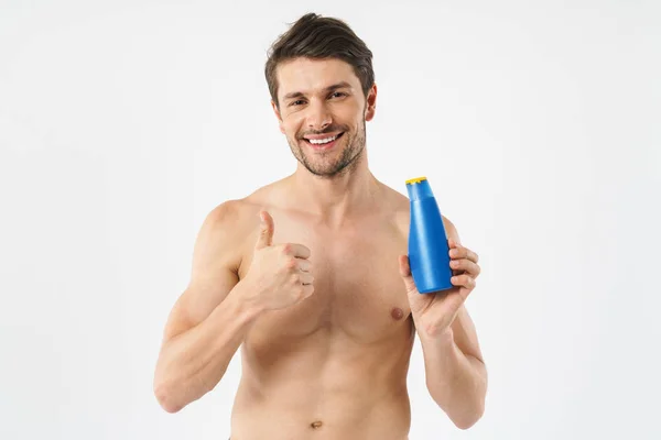 Foto de primer plano de hombre desnudo feliz mostrando el pulgar hacia arriba y sosteniendo sh — Foto de Stock