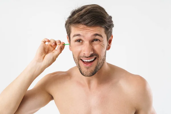 Foto de primer plano de atractivo hombre desnudo sonriendo a la cámara y clea — Foto de Stock