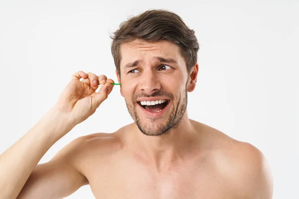 Foto closeup de homem nu emocional franzindo a testa e limpando seu e — Fotografia de Stock