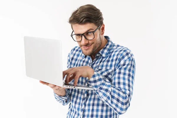 Aantrekkelijke jonge brunette man dragen geruite shirt — Stockfoto