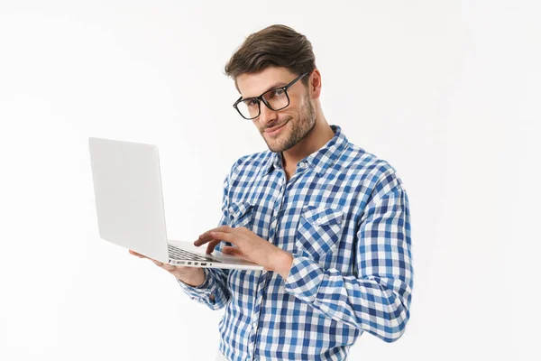 Aantrekkelijke jonge brunette man dragen geruite shirt — Stockfoto