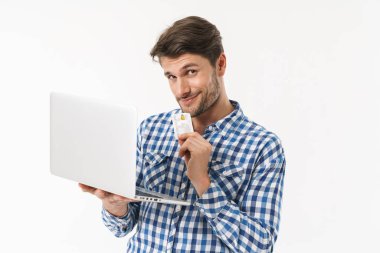 Ekose gömlek giyen çekici genç esmer adam