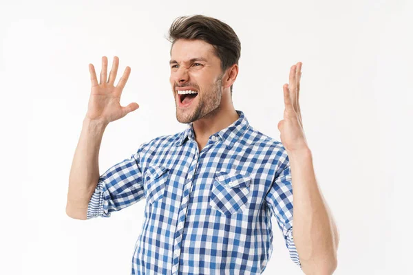 Foto des kaukasischen glücklichen Mannes in lässigem Hemd, der sich wundert und schreit und die Arme hochwirft — Stockfoto