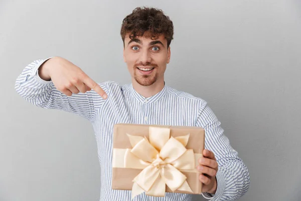 Portret Brunetki piękny mężczyzna ubrany w koszulę uśmiechając się trzymając pudełko urodzinowe — Zdjęcie stockowe