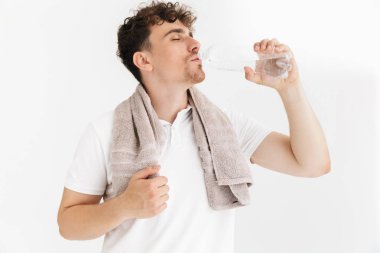 Havlu içme suyu f ile kafkas genç adamın Fotoğraf closeup